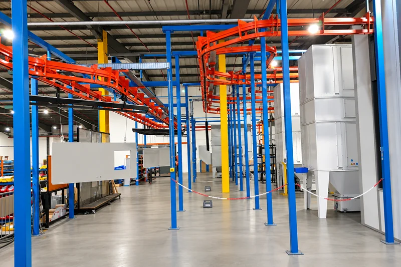 Sistema de transporte aéreo para paneles de puertas suspendidas