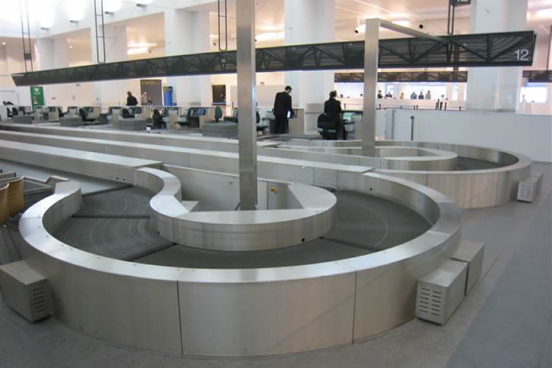 Curvas de cinta para sistemas de manejo de equipaje en aeropuertos