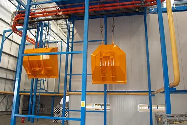 Se utilizan contenedores en una cinta transportadora MCM AT500 Power & Free. Skips on a MCM AT500 Power & Free Conveyor