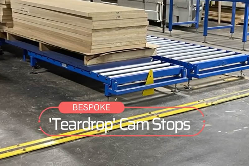 Sistema de transporte por rodillos por gravedad para pilas de láminas de madera