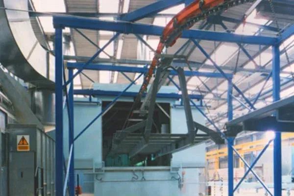 Chasis de remolque para vehículos pesados sobre una cinta transportadora MCM Powertrack 500. HGV Trailer Chassis On A MCM Powertrack 500 Conveyor