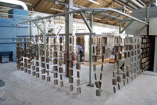 Componentes pequeños en una cinta transportadora MCM Powertrack 30 Small Components On A MCM Powertrack 30 Conveyor