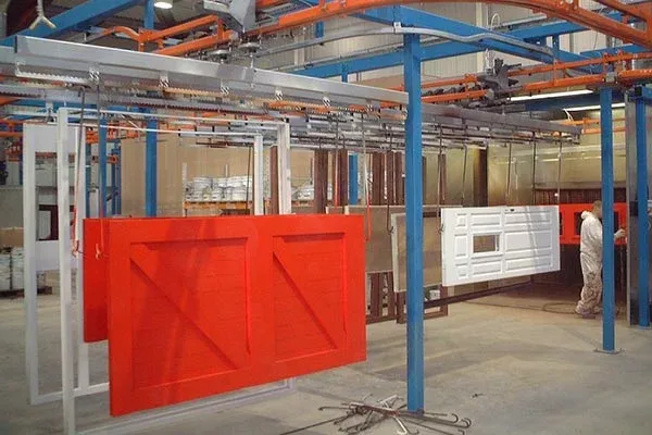 Paneles de puerta en una cinta transportadora MCM AT50 Power & Free. HGV Trailer Chassis On A MCM Powertrack 500 Conveyor